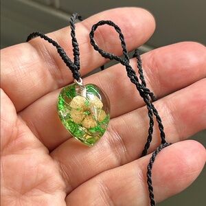 🖤NEW🔺Clear Heart Resin Pendant Necklace with Real pressed flower inlay